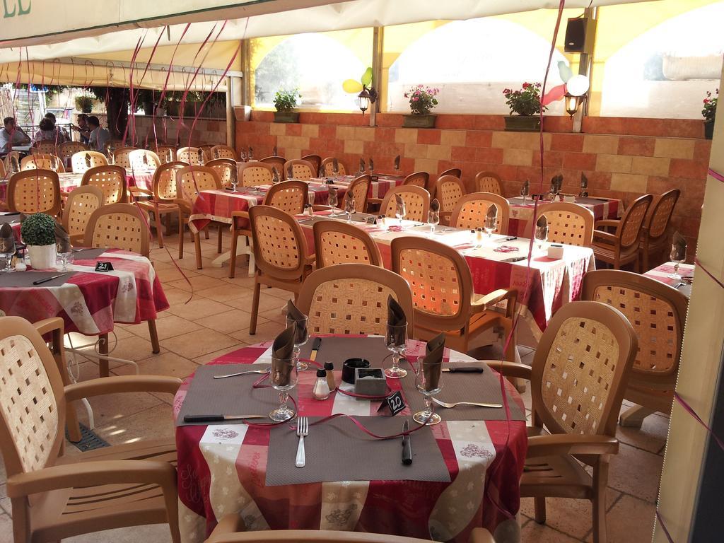 Le Grand Hotel Aups Buitenkant foto